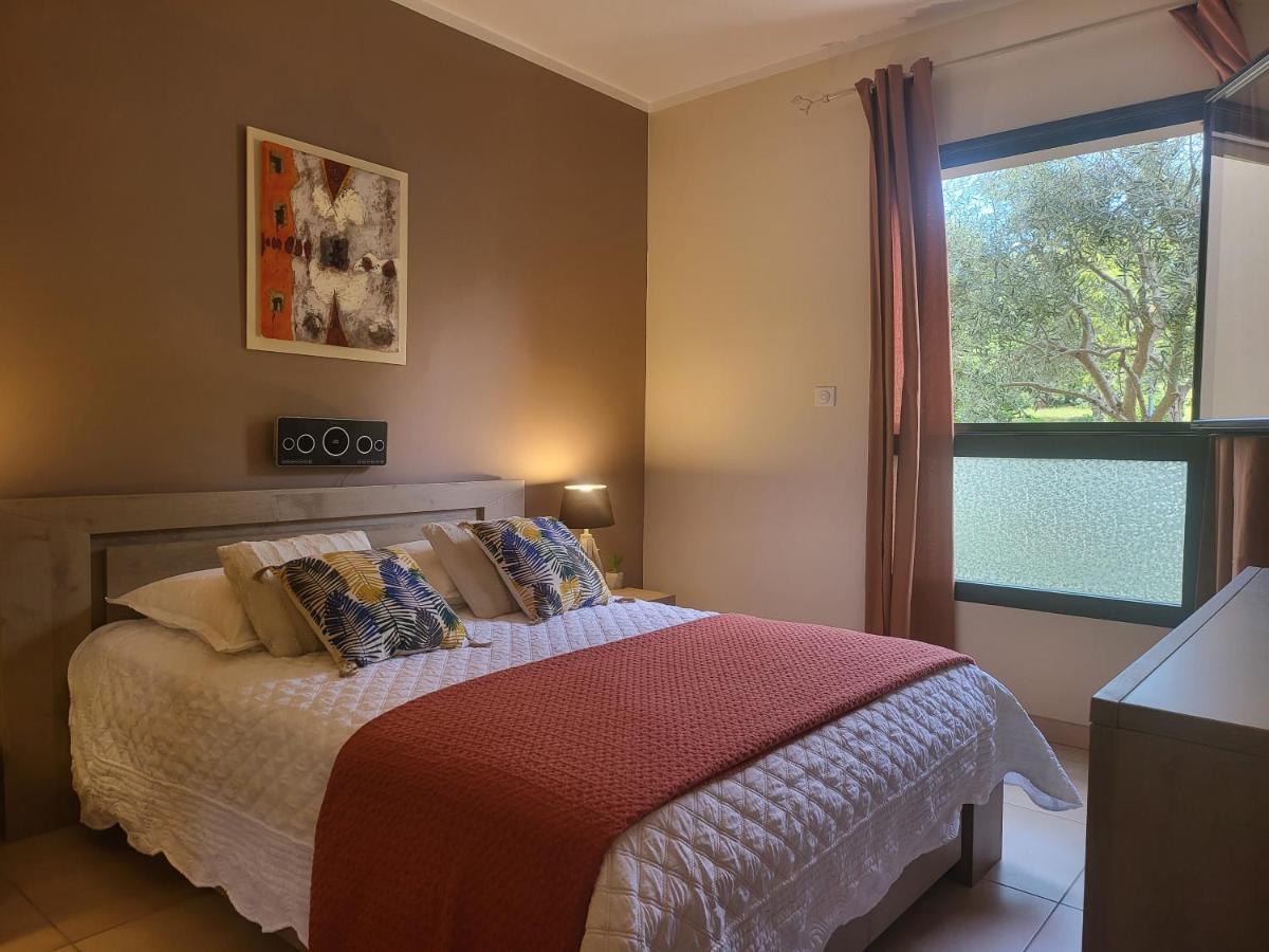 Christelle Apartment *